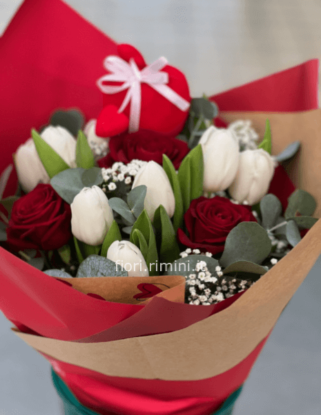 Bouquet di rose rosse e tulipani bianchi